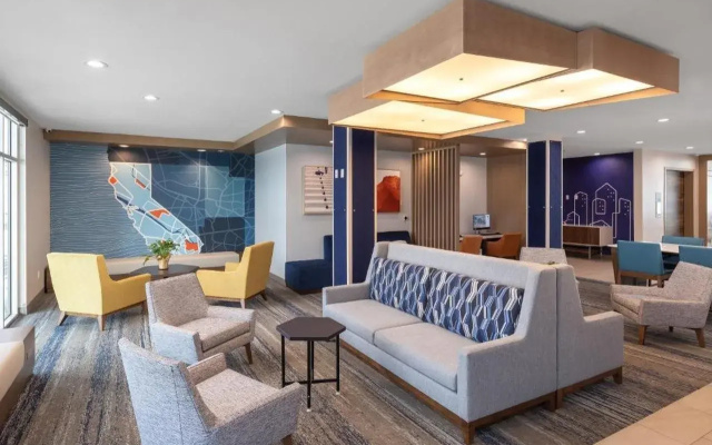 Holiday Inn Express & Suites Hawaiian Gardens