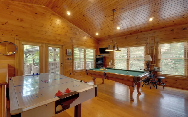Cabin w/ Hot Tub & Deck, Near Smoky Mtn Trails!