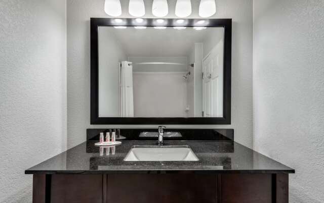 Days Inn & Suites by Wyndham Dallas