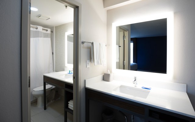 Holiday Inn Express Nashville Downtown - Broadway by IHG