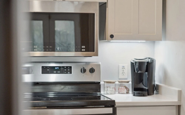 Beautiful Renovated Apartment Near King Street