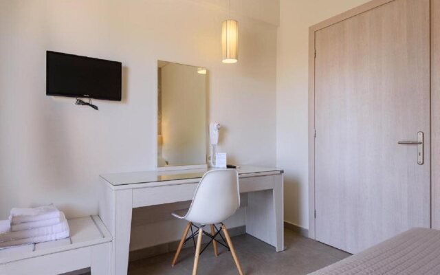Poseidon Studios & Apartments