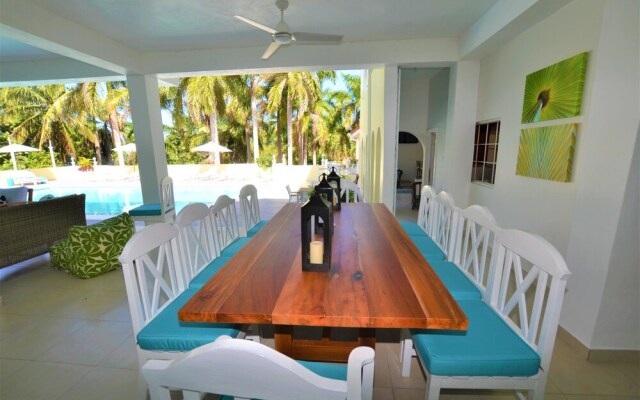 Summerhill, 8BR by Jamaican Treasures