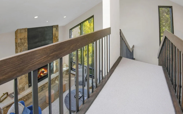 814 Eagle Dr. 4 Bedroom Home by RedAwning