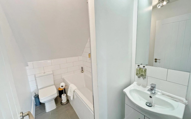 EasyStays - Modern Apartments in Windsor with Parking