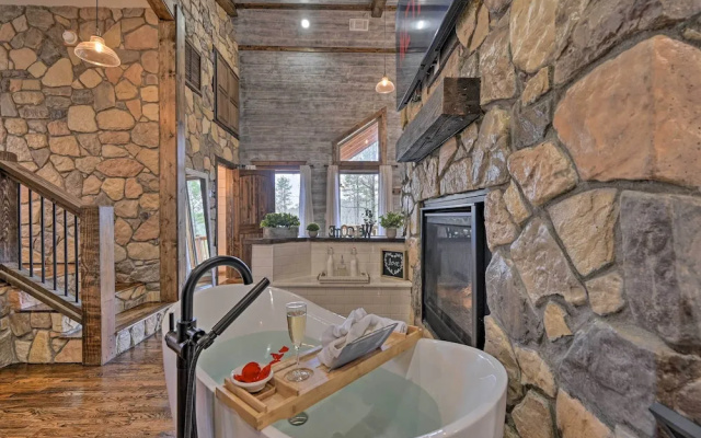 'honey's Nook' Broken Bow Home w/ Hot Tub + Decks!