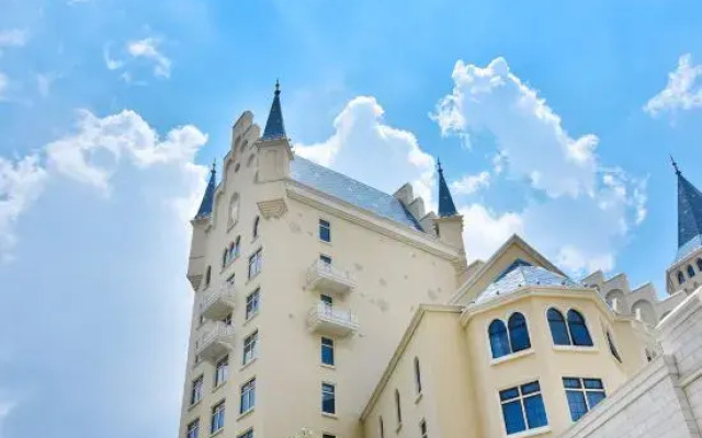 Zhengzhou Yinji Ice and Snow Hotel