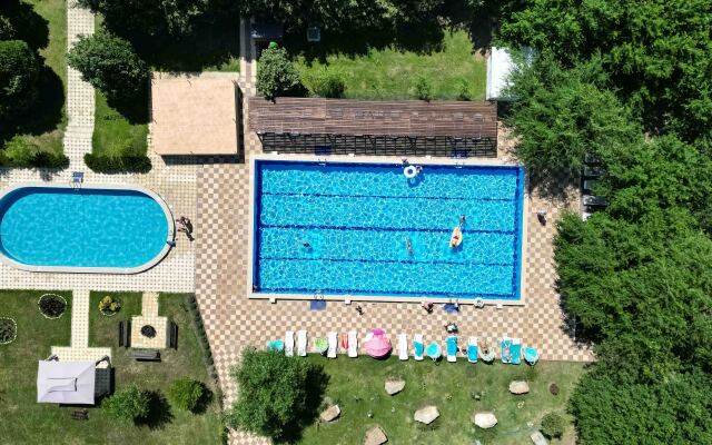 Электра Холидей