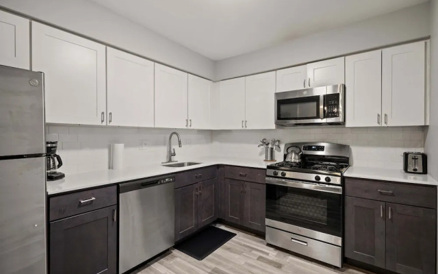 Beautiful 2BR 2BA Apartment With Modern Design