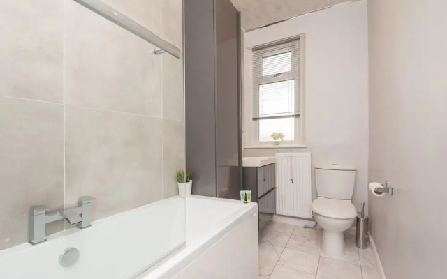 Leeds 4-bed House - Sleeps 9, Free Parking & Wifi