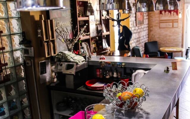 Varad Inn Hostel and Cafe