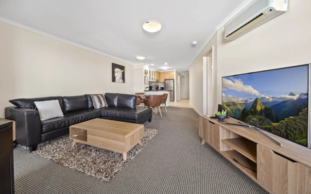 Inner-city 2-bed With Parking, Pool, Gym & BBQ – Guest Rooms – Braddon