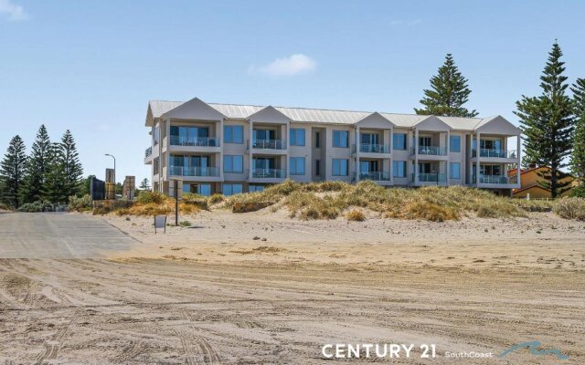 Hamptons by the Beach ~ New Apt 50m from the Sea