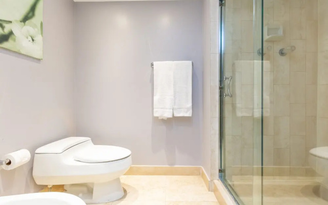 Sea-view Romantic Suite Minutes From the Beach