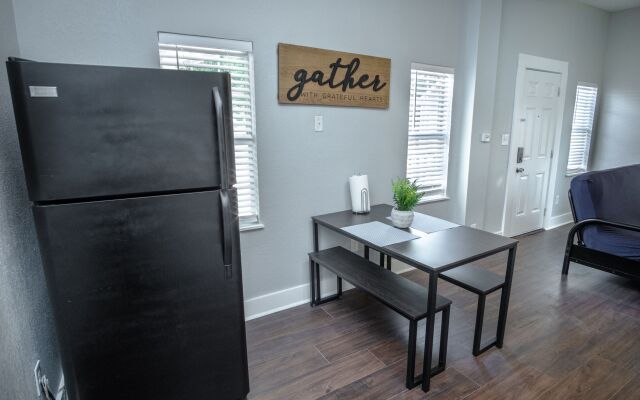 Remodeled Historic 1BR 1BA House Near Downtown