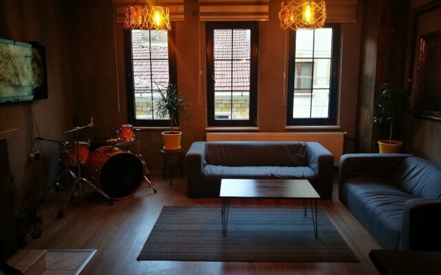 Aden Room