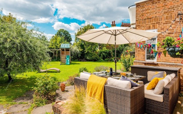 Majestic Home With Beautiful Garden in North West London by Underthedoormat