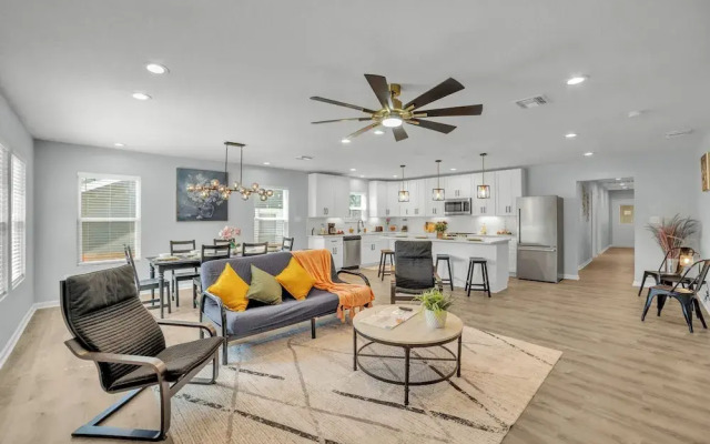 Spacious & Homey 4br/3ba W/amenities Near Downtown