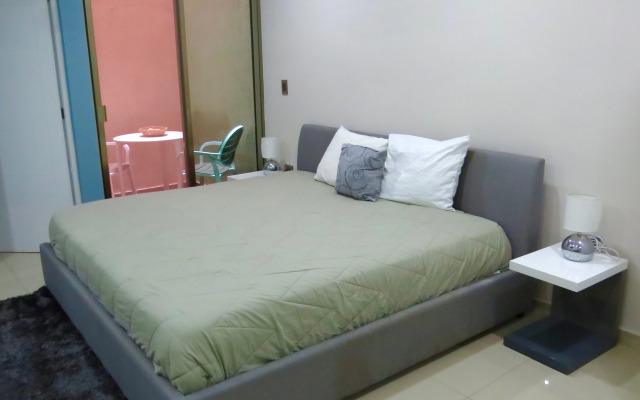 Palmarena Rooms and Residences - Long Stay Comfort with Parking, Sauna, Gym and Pool (Steps from 5th Avenue)