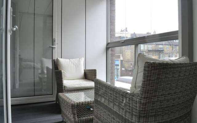 Modern 1 Bedroom Apartment in Brixton With Balcony