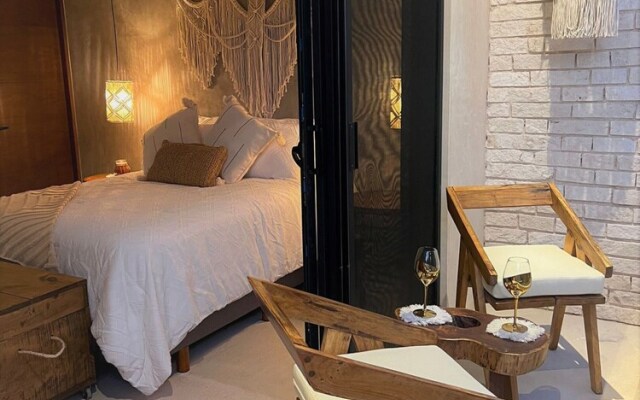 Stylish and Bright Studio Near the Pool