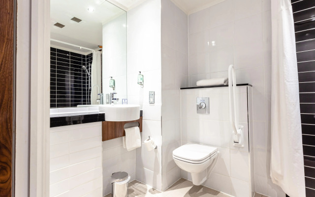 Holiday Inn Express Edinburgh Airport by IHG