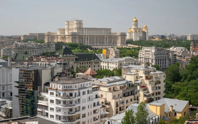 Views of all the Palaces 2BR Stunner