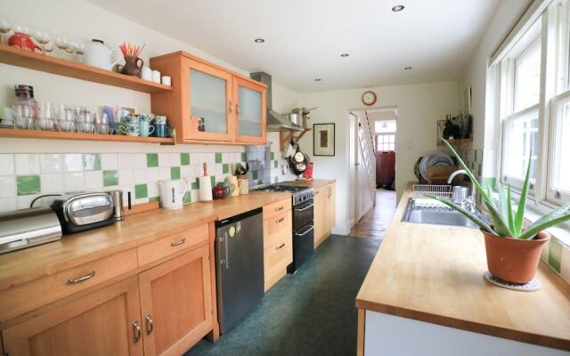 Charming 2 Bedroom House With Garden in East London