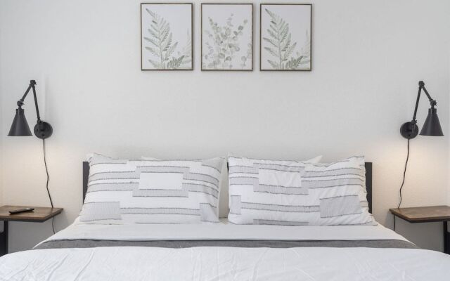 New Listing Vineyard Valley Views - Balcony