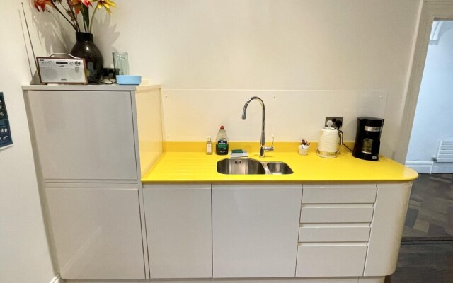 Colourful 3BD Home With Garden in Southville