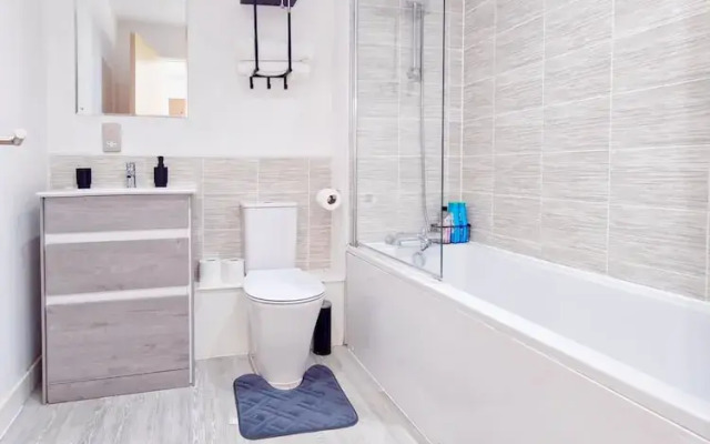Salford - 2 Bed Apartment - Sleeps 4 - Wifi