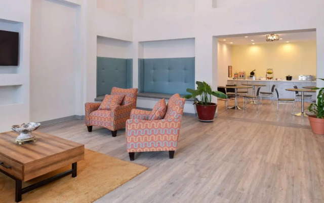 Econo Lodge & Suites