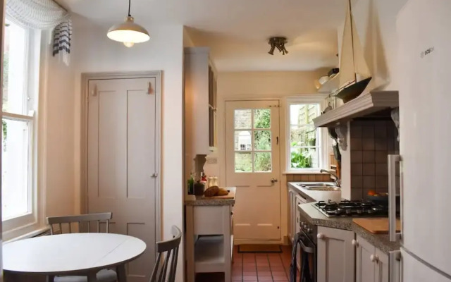 Stylish and Spacious 4 Bedroom Queen's Park House