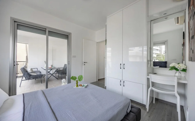 Vasileos Konstantinou Modern 2BR City Apartment With Balcony
