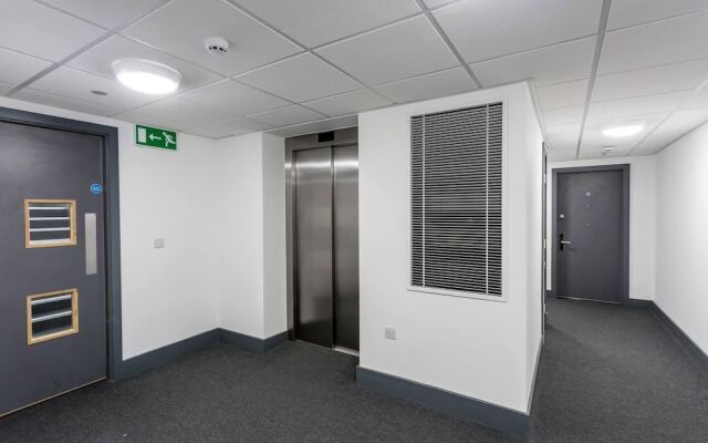 Spacious studio apartment in the heart of Oldham