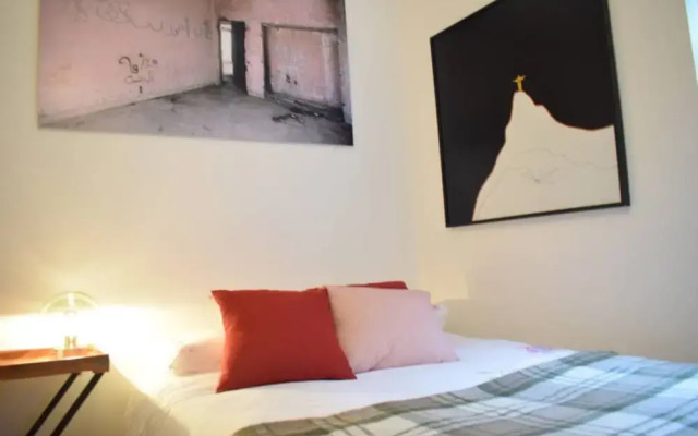 West Kensington Stunning 2 Bedroom Flat With Balcony