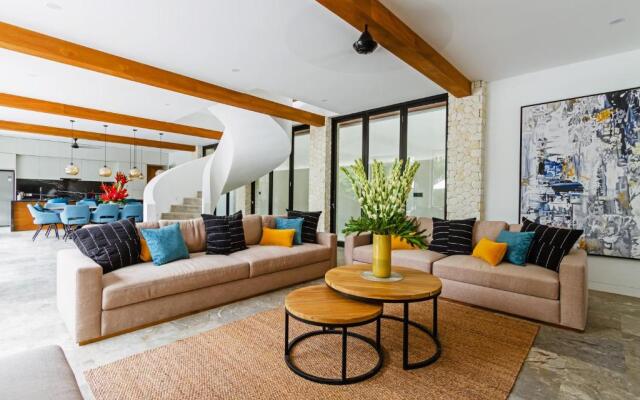 THE BOTANICAL 6 BED LUXURY 900 meter from beach