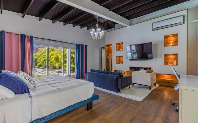 Private Retreat w 5 BR Spa Pool Jacuzzi