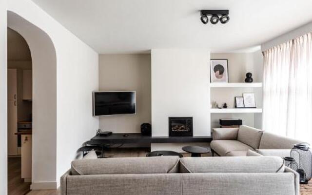 Timeless City Residence