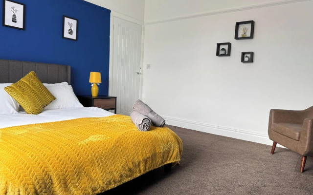 City Centre-4 Br-sleeps 7-garden-free Parking