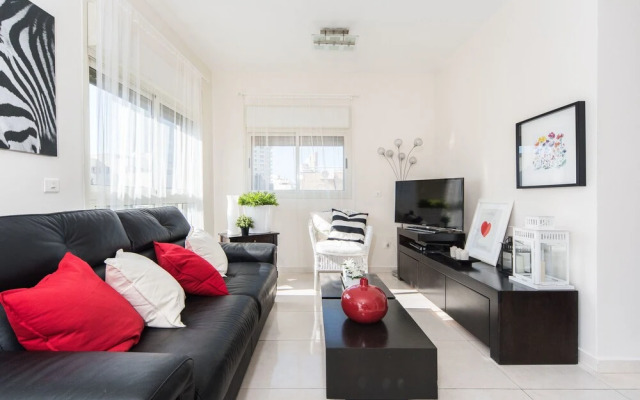 Spacious Duplex with Terrace 3-min From the Beach