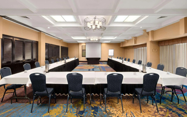 Embassy Suites by Hilton Kansas City Plaza