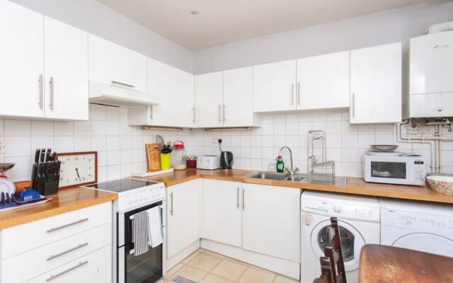 Cosy 2 Bedroom Apartment in Central London With Garden