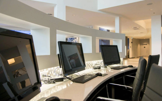 The Grand Winnipeg Airport Hotel by Lakeview