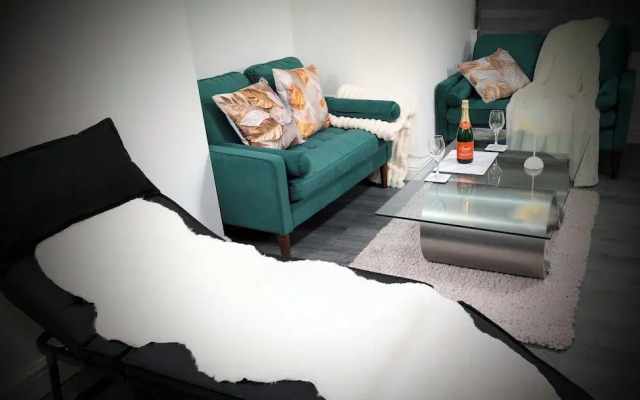 Chic Apartment in Manchester Sleeps 5