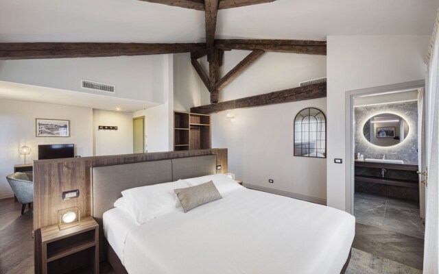 Porta Altinia Suites