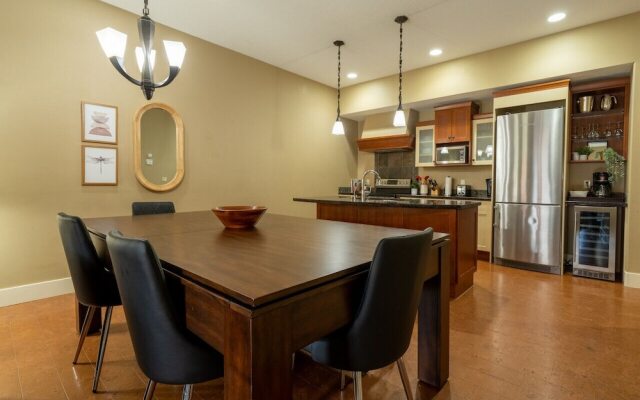 Luxury 3-Br Penthouse | INDOOR Pool & Hot Tub | Pool Table | 2 Decks + Mtn Views