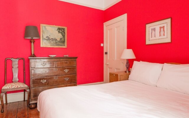 Traditional and Colourful 2BR Garden Flat in Parsons Green