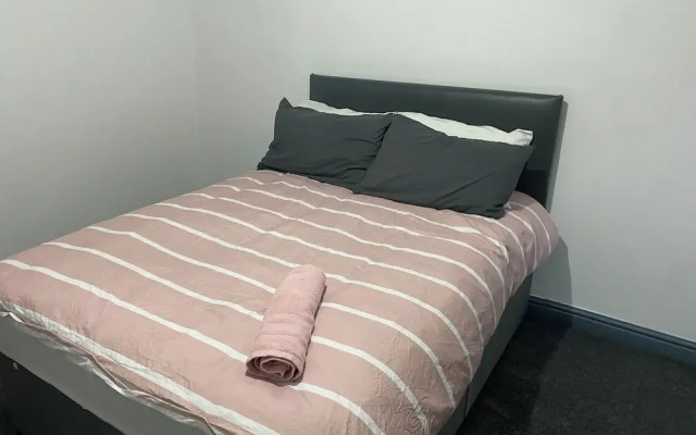 Room in Guest Room - Bright big Room in Coventry