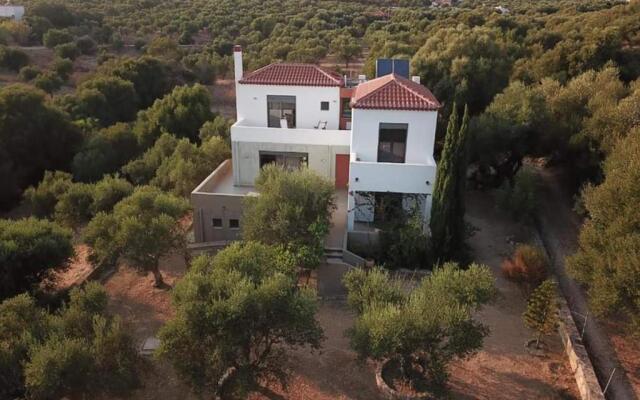 LIOFYTO - Stylish Villa with views to Foinikounda bay downstairs studio